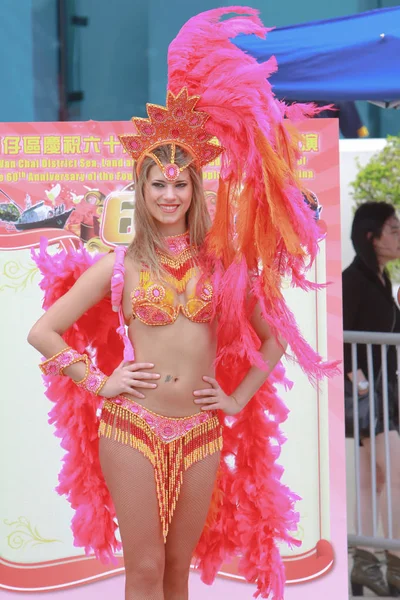 Una hermosa bailarina de carnaval en la fiesta 2009 — Foto de Stock