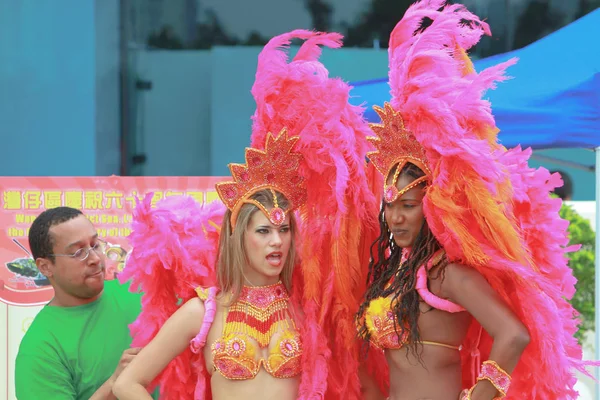 Eine schöne Karnevalstänzerin bei der Party 2009 — Stockfoto