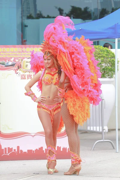 Una hermosa bailarina de carnaval en la fiesta 2009 —  Fotos de Stock