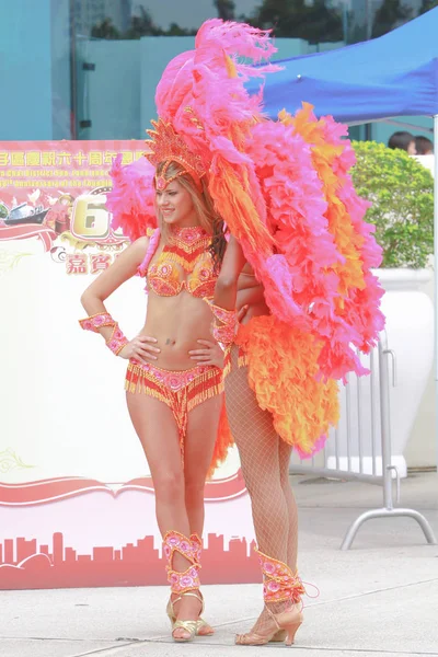 Una hermosa bailarina de carnaval en la fiesta 2009 —  Fotos de Stock
