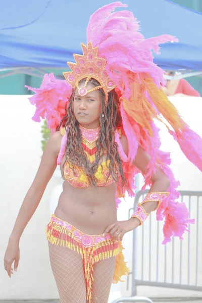 Een mooi carnaval danseres in party 2009 — Stockfoto