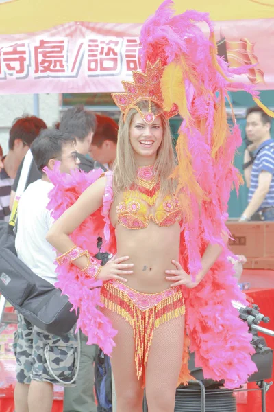 Une belle danseuse de carnaval à la fête 2009 — Photo
