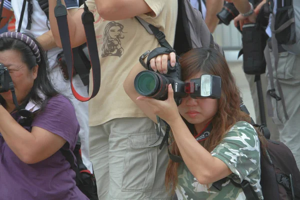 Una mujer fotografiando por cámara digital en la calle de la ciudad —  Fotos de Stock