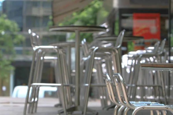 Μια καρέκλα μέταλλο χάλυβα στη εξωτερική στην πόλη Χονγκ Κονγκ — Φωτογραφία Αρχείου