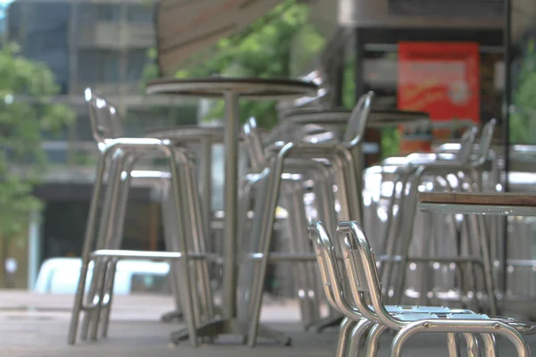 Μια καρέκλα μέταλλο χάλυβα στη εξωτερική στην πόλη Χονγκ Κονγκ — Φωτογραφία Αρχείου