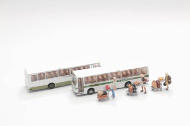 bir otobüs bekleyen rakam bir mini 