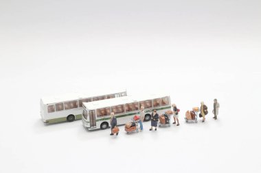 bir otobüs bekleyen rakam bir mini 