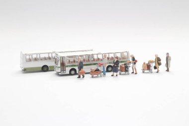 bir otobüs bekleyen rakam bir mini 