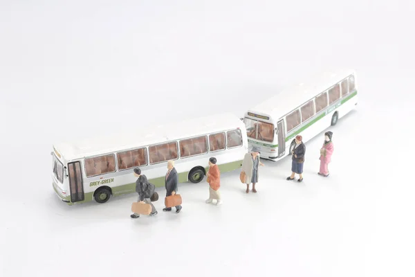 Un mini di figura in attesa di un autobus — Foto Stock