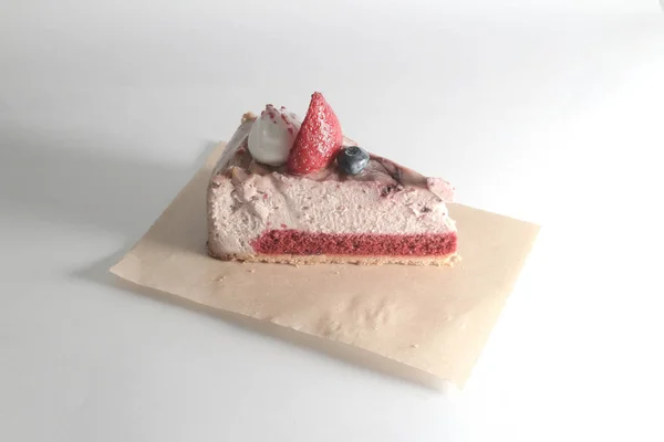 Кусочек торта со сливками и клубникой — стоковое фото