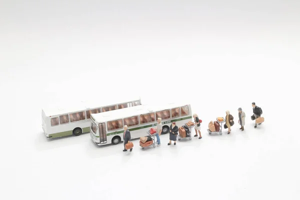 Een mini van figuur wachten op een bus — Stockfoto