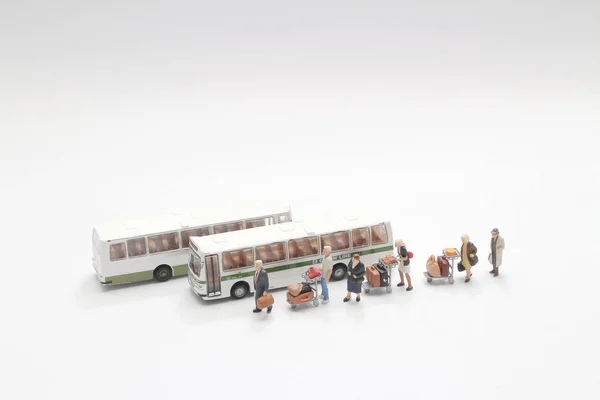 Bir otobüs bekleyen rakam bir mini — Stok fotoğraf