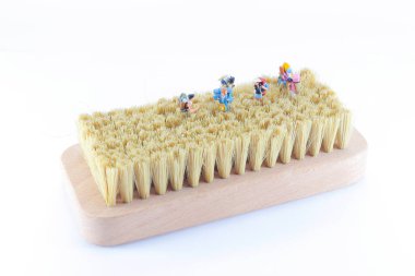 beyaz bir arka zemin üzerinde bir mini gezginler veya backpackers