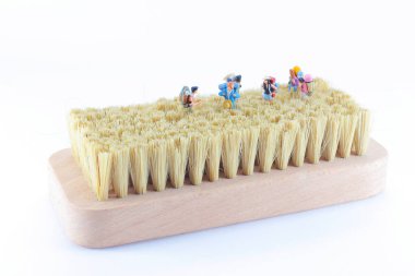 beyaz bir arka zemin üzerinde bir mini gezginler veya backpackers