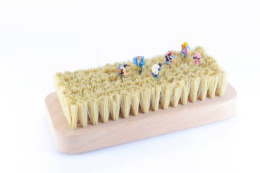 beyaz bir arka zemin üzerinde bir mini gezginler veya backpackers