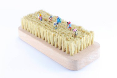 beyaz bir arka zemin üzerinde bir mini gezginler veya backpackers