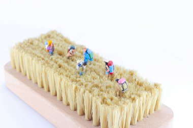 beyaz bir arka zemin üzerinde bir mini gezginler veya backpackers