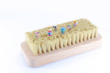 beyaz bir arka zemin üzerinde bir mini gezginler veya backpackers