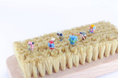 beyaz bir arka zemin üzerinde bir mini gezginler veya backpackers