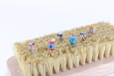 beyaz bir arka zemin üzerinde bir mini gezginler veya backpackers