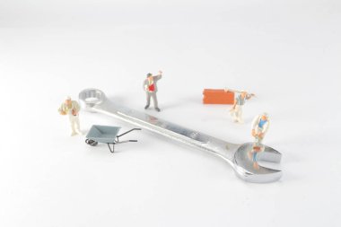 Aracı tamir eden bir grup min figürü.