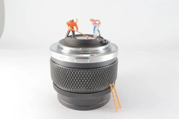 Een plezier van Mini woker clearing van de mini lens. — Stockfoto