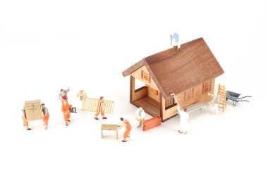 işçinin mini rakam evi taşımak