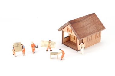 işçinin mini rakam evi taşımak