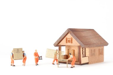 işçinin mini rakam evi taşımak