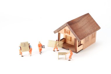 işçinin mini rakam evi taşımak