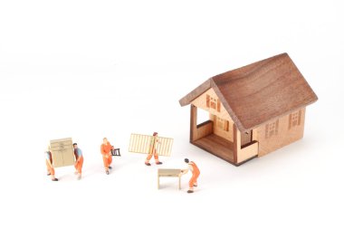 işçinin mini rakam evi taşımak