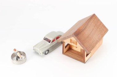 Bir çift aşık, evi olan mini insanlar..