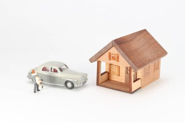 Bir çift aşık, evi olan mini insanlar..