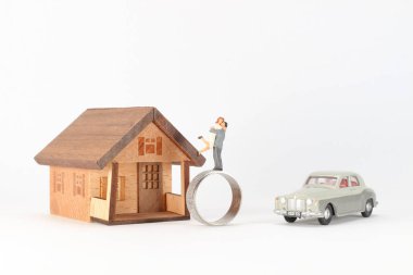 Bir çift aşık, evi olan mini insanlar..