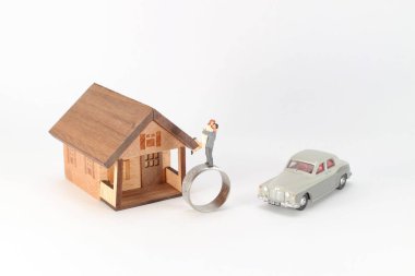 Bir çift aşık, evi olan mini insanlar..