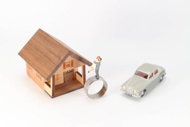 Bir çift aşık, evi olan mini insanlar..