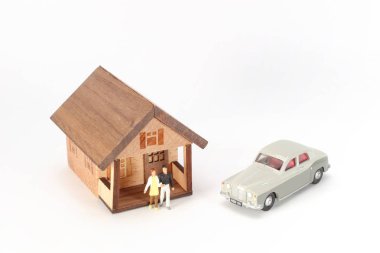 Bir çift aşık, evi olan mini insanlar..