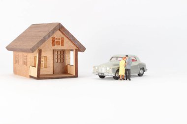 Bir çift aşık, evi olan mini insanlar..