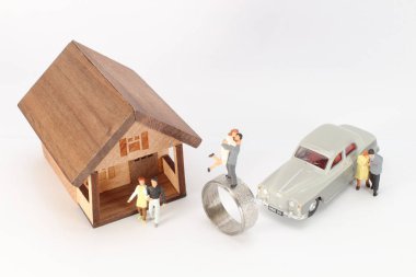 Bir çift aşık, evi olan mini insanlar..