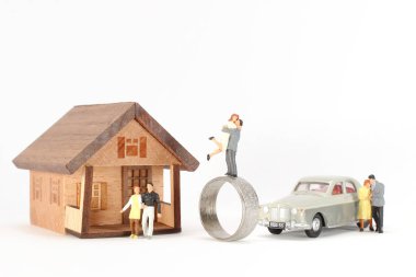 Bir çift aşık, evi olan mini insanlar..