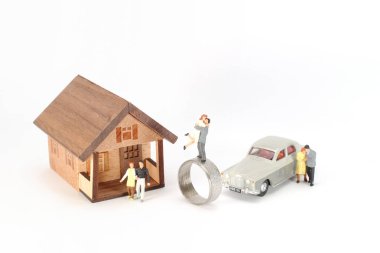 Bir çift aşık, evi olan mini insanlar..