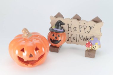 beyaz arka zemin üzerinde kabakile Cadılar Bayramı eğlenceli 