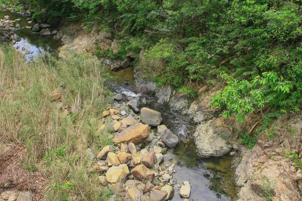 Гірський потік, що тече в гірську річку — стокове фото