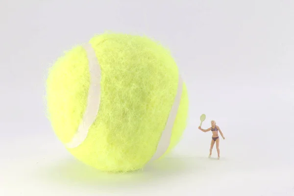 Kleine Spielzeuge spielen Tennis auf dem großen Tennisplatz — Stockfoto