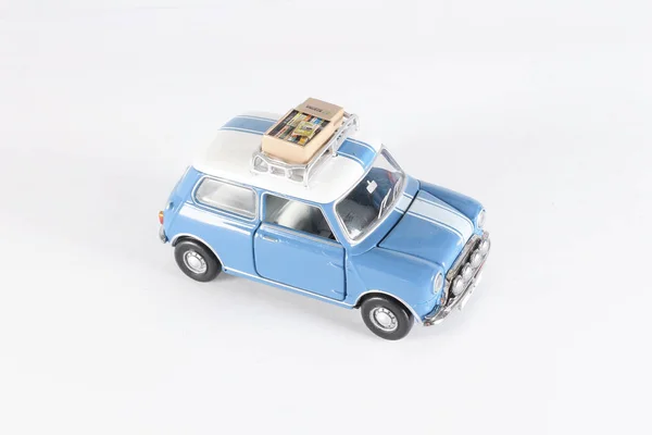 Uma escala de brinquedos carro divertido no mini mundo . — Fotografia de Stock