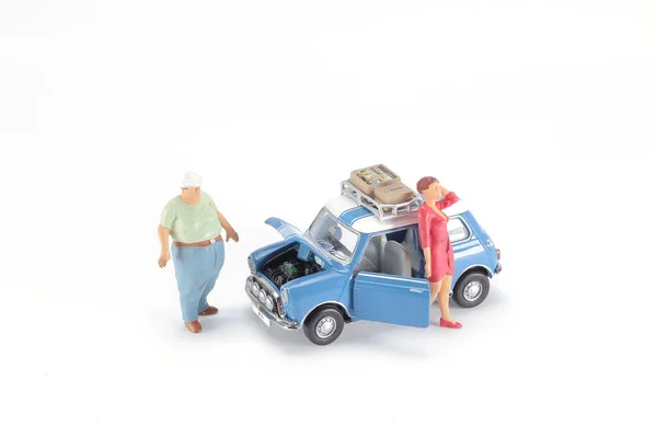 Diversão de pessoas em miniatura figura viajar com carro — Fotografia de Stock