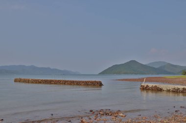 Nai Chung Çakıl Plajı'ndaki taş iskele, 