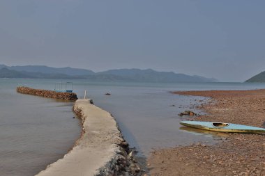 Nai Chung Çakıl Plajı'ndaki taş iskele, 