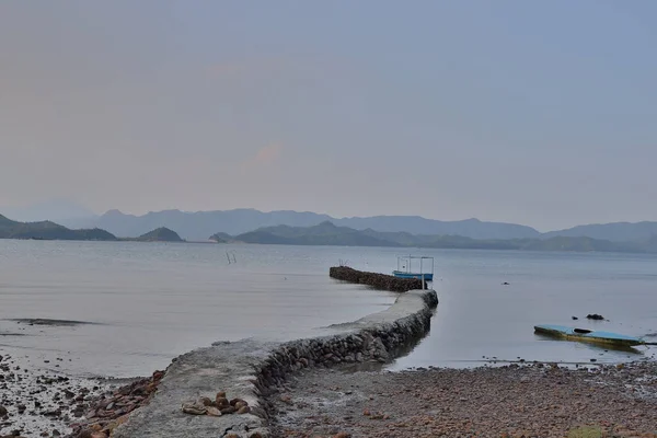 Sten brygga vid Nai Chung Pebbles Beach, — Stockfoto