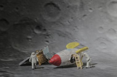 ay yüzeyinde Uzay yürüyüşü figürü